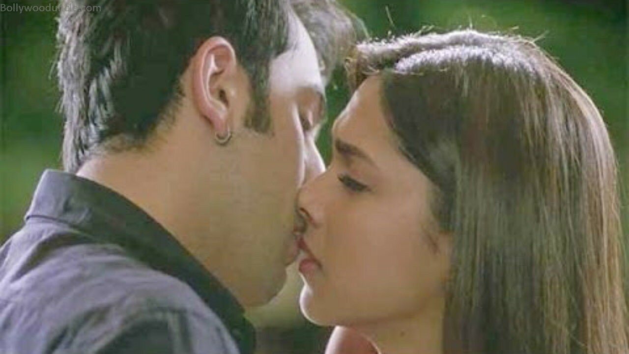 Ranbir Kapoor and Deepika Padukon Kissing Scene