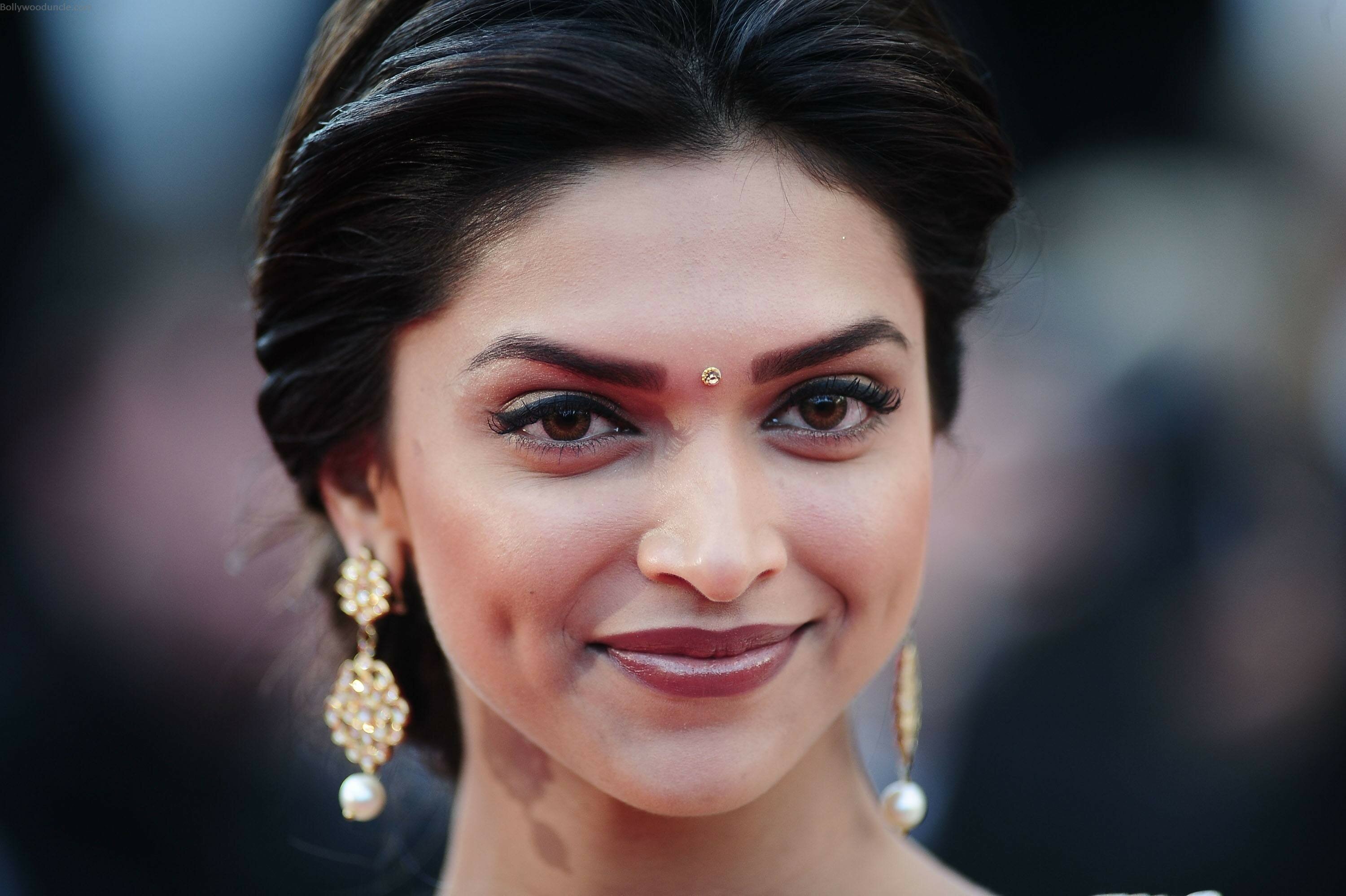 deepika cute smile pic